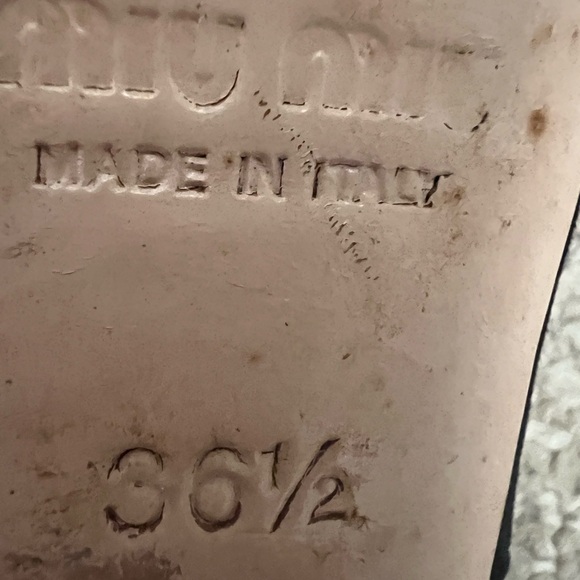 Miu Miu suede round toe pumps with kitten heels. - Picture 4 of 5